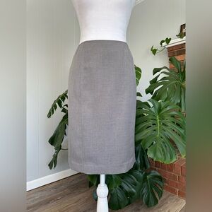 🛍️ NWT Kasper gray skirt excellent condition.